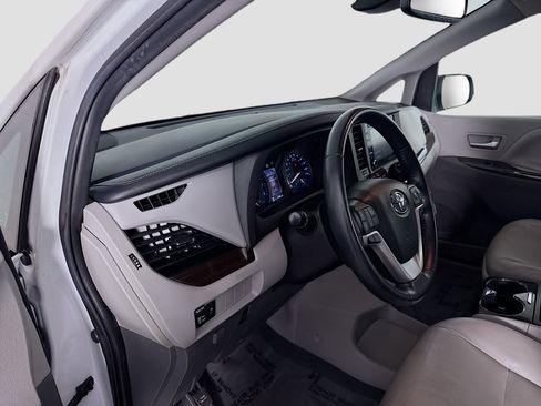 Used 2020 Toyota Sienna XLE FWD image 23