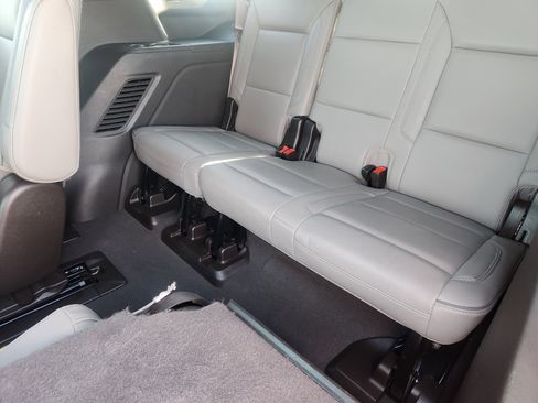 Certified 2022 GMC Yukon SLT w/ SLT Luxury Package image 32