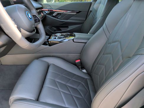 Used 2026 BMW i5 eDrive40 w/ Premium Package RWD image 28