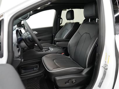 New 2026 Chrysler Pacifica Limited w/ Uconnect Theater Family Group
