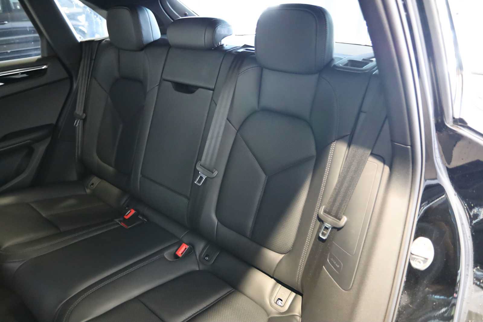 Used 2025 Porsche Macan AWD/4WD image 19
