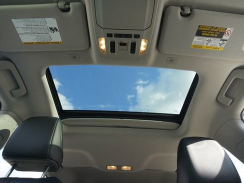 Used 2024 Toyota Highlander LE image 12