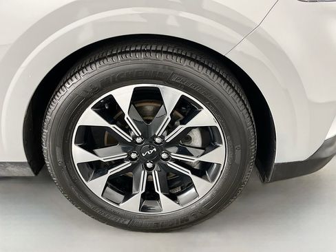 Used 2024 Kia Carnival EX FWD image 37