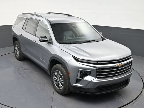 Used 2024 Chevrolet Traverse LS FWD image 16