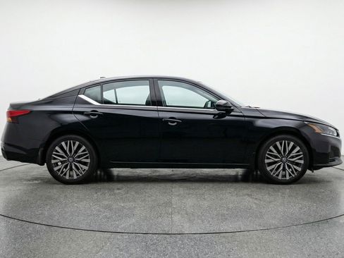 Used 2025 Nissan Altima 2.5 SV FWD image 11
