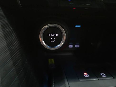 Used 2023 Toyota Venza XLE AWD/4WD image 23