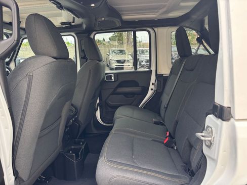 Used 2025 Jeep Wrangler Sahara image 25