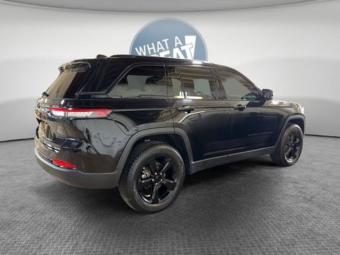 Used 2023 Jeep Grand Cherokee Altitude AWD/4WD image 3