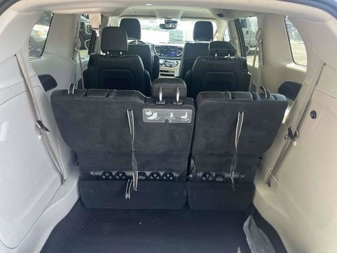 Used 2021 Chrysler Pacifica Touring-L FWD image 12