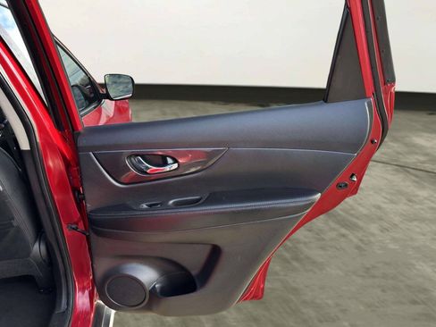 Used 2017 Nissan Rogue SV FWD image 19