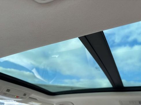 Used 2020 Volkswagen Tiguan SE w/ Panoramic Sunroof Package image 12