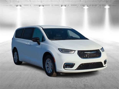 New 2026 Chrysler Pacifica Select image 2
