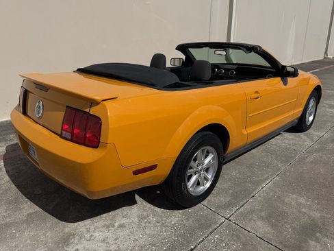 Used 2007 Ford Mustang Convertible RWD image 3