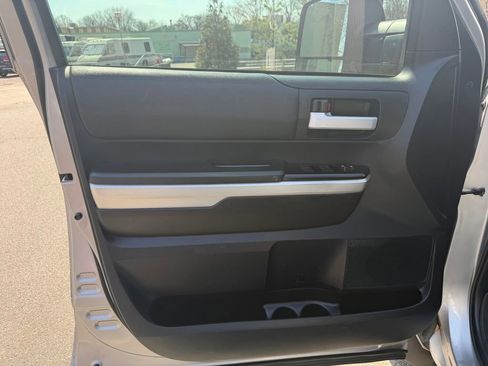 Used 2014 Toyota Tundra SR5 w/ SR5 Upgrade Package AWD/4WD image 11