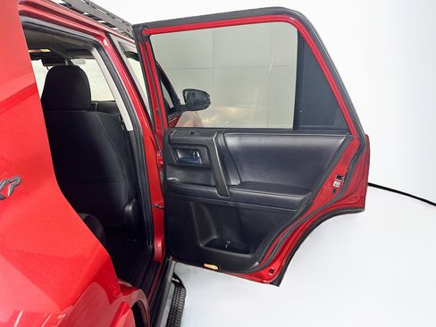 Used 2018 Toyota 4Runner SR5 AWD/4WD image 30