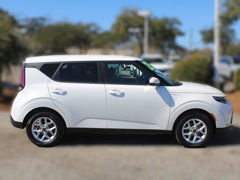 Certified 2025 Kia Soul LX image 6