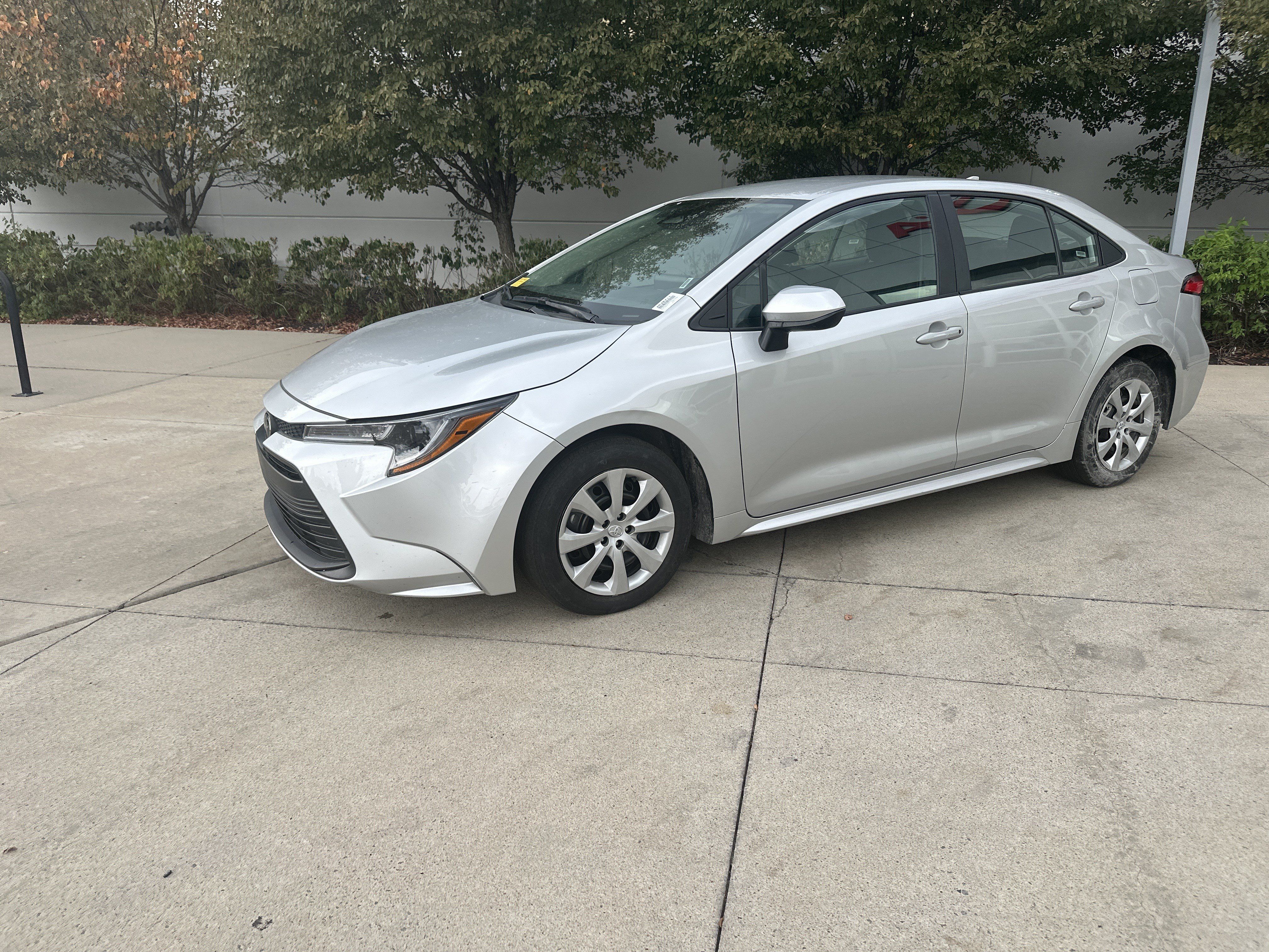 Used 2025 Toyota Corolla LE FWD image 3