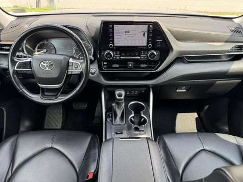 Used 2022 Toyota Highlander XLE FWD image 2