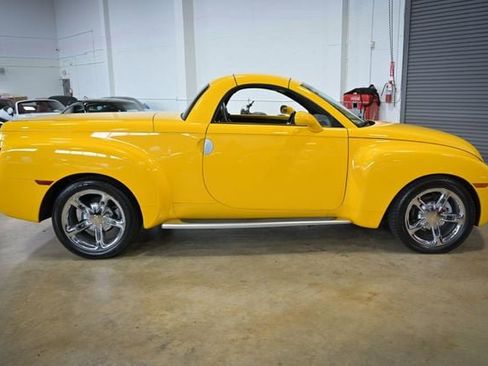 Used 2005 Chevrolet SSR w/ Preferred Equipment Group RWD image 16