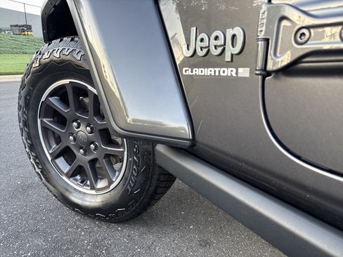 Used 2023 Jeep Gladiator Overland AWD/4WD image 12