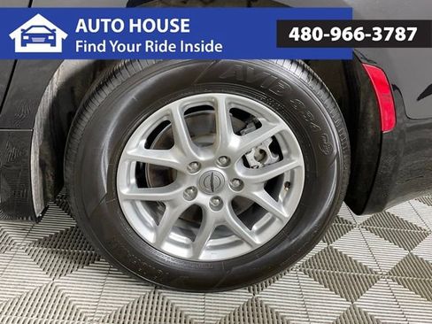 Used 2024 Chrysler Pacifica Touring-L image 9