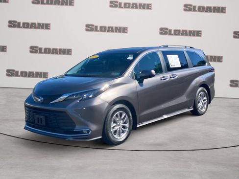 Used 2024 Toyota Sienna XLE FWD image 1