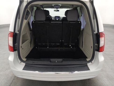 Used 2016 Chrysler Town & Country Touring image 29