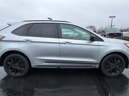 Used 2022 Ford Edge SE w/ Black Appearance Package image 3