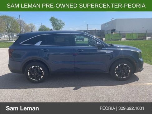 Used 2025 Kia Sorento S w/ Panoramic Sunroof Package image 3