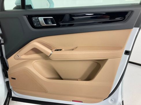 Certified 2023 Porsche Cayenne AWD/4WD image 20