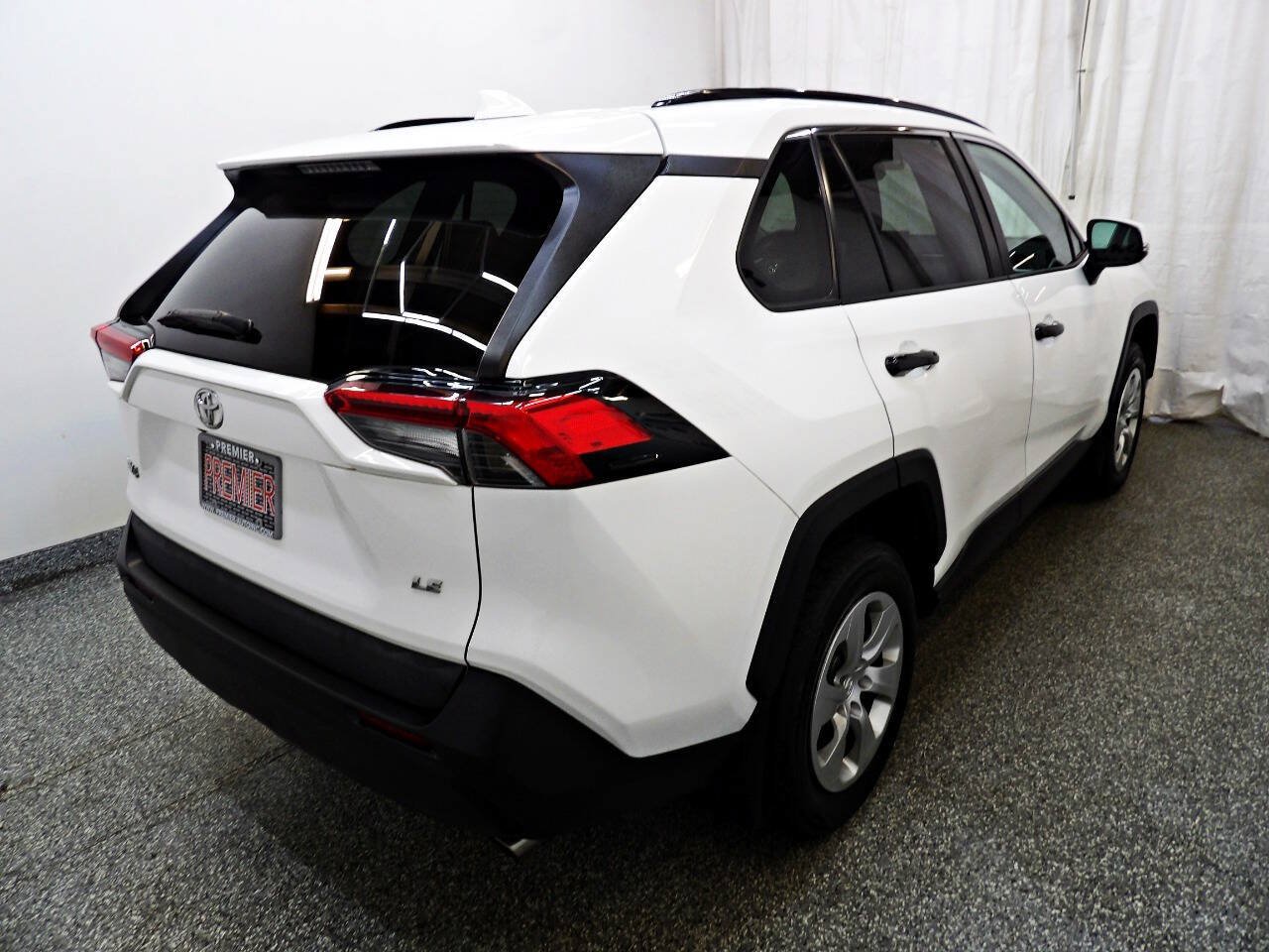 Used 2021 Toyota RAV4 LE FWD image 6