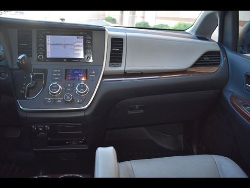 Used 2018 Toyota Sienna Limited Premium w/ Preferred Accessory Package FWD image 34