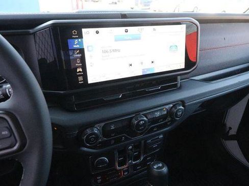 Used 2025 Jeep Wrangler Unlimited Rubicon image 15