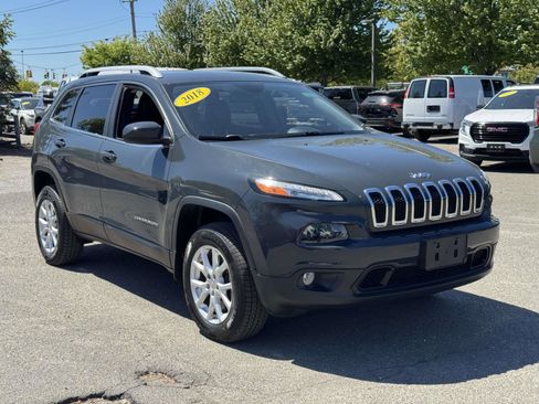 Used 2018 Jeep Cherokee Latitude Plus w/ Cold Weather Group AWD/4WD image 2