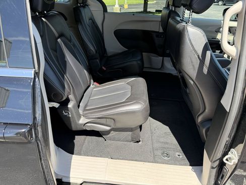 Used 2024 Chrysler Pacifica Touring-L FWD image 22