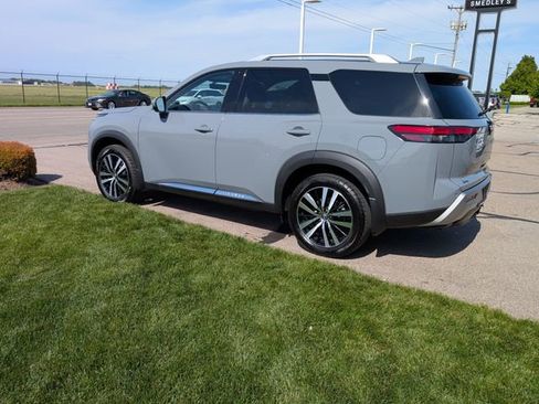Used 2024 Nissan Pathfinder Platinum AWD/4WD image 9
