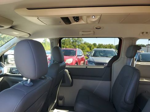 Used 2008 Chrysler Town & Country Touring FWD image 8