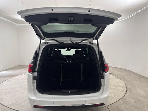 Used 2025 Chrysler Pacifica Select FWD image 25