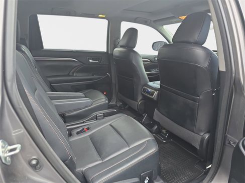 Used 2015 Toyota Highlander Limited image 11