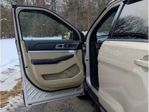 Used 2017 Ford Explorer XLT w/ Equipment Group 202A image 8