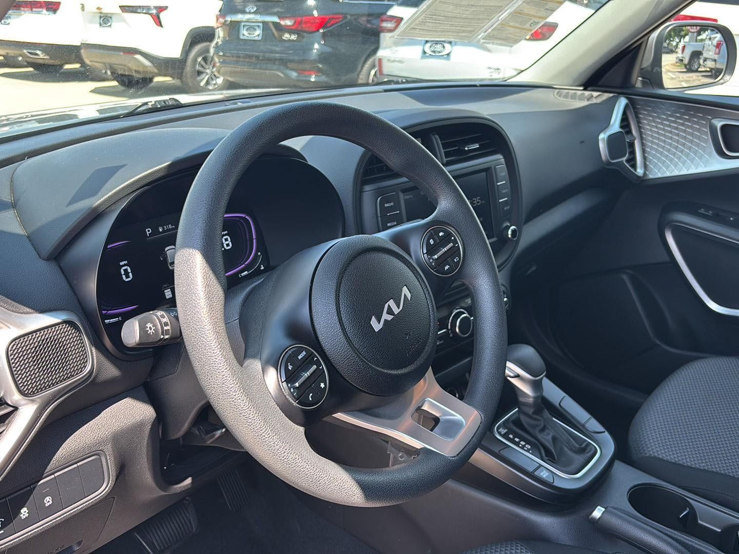 Used 2025 Kia Soul LX w/ LX Technology Package FWD image 11