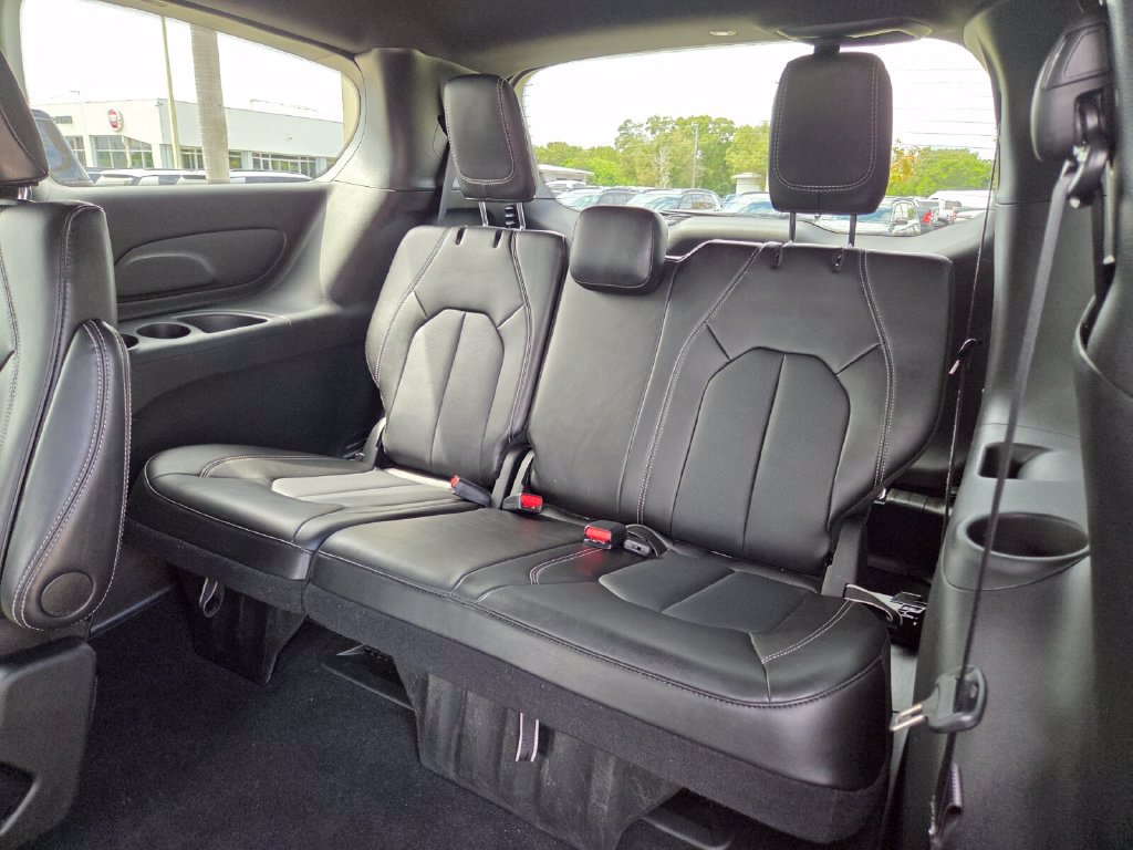 Used 2025 Chrysler Pacifica Select FWD image 23
