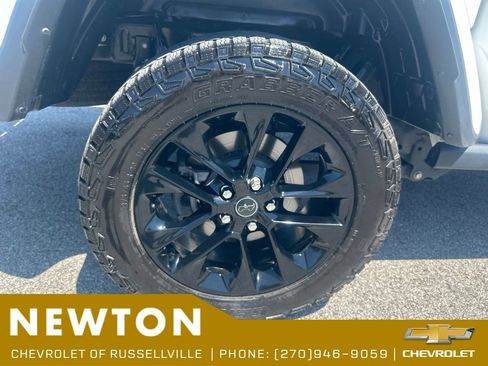 Used 2025 Jeep Gladiator Sport AWD/4WD image 39