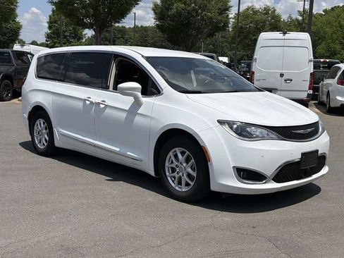 Used 2020 Chrysler Pacifica Touring w/ Advanced Safetytec Group FWD image 14