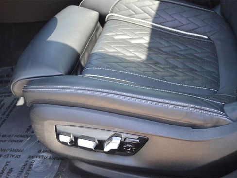 Used 2021 BMW 750i xDrive w/ M Sport Package image 38