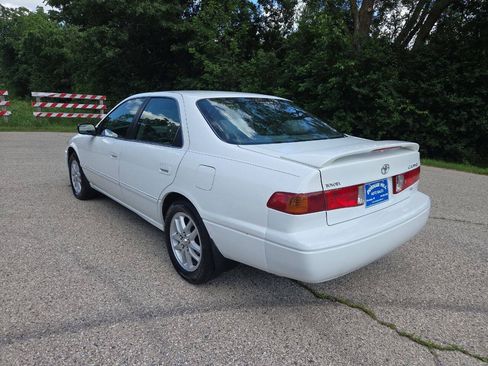 Used 2000 Toyota Camry XLE FWD image 4