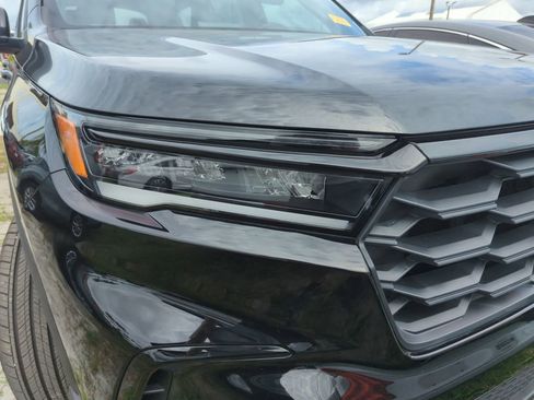 Used 2025 Honda Pilot Sport image 3