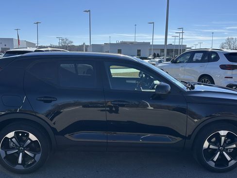 Used 2022 Volvo XC40 T5 Momentum w/ Premium Package image 11