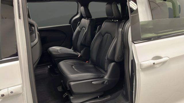 Used 2024 Chrysler Pacifica Limited FWD image 23