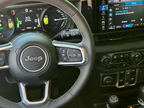 Used 2025 Jeep Wrangler Unlimited Sahara AWD/4WD image 13